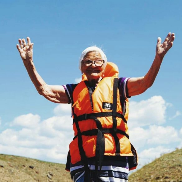 A 91 anni gira il mondo da sola con lo zaino in spalla