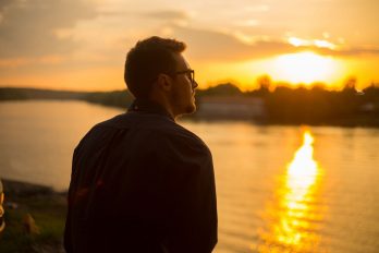 boy-1483369_1280 Image by Khusen Rustamov from Pixabay
