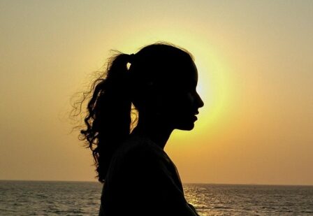 yoga-9027709_1280 Foto di Shah da Pixabay
