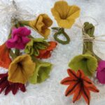 Delicatissimi fiori in lana cotta