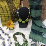 Collane in fili di seta grezza e vetro soffiato..., in perline di vetro e di lana melangiata.... , elastici per i capelli...