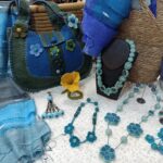 Foulards in seta... Collane e spille in lana cotta... Variopinti portachiavi-pendenti ornamentali per la vostra borsa... Orecchini fatti a mano in raso di seta...