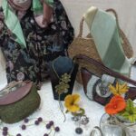 Giacchina in broccato , collana con fiori di seta realizzati a mano, pochette in rafia e cuoio, orecchini artigianali con perline di vetro e quarzi, originale borsa in pelle di rettili e pellami in pelo..., bracciale a spirale in perle, quarzo e cangianti perline di vetro sfaccettato...