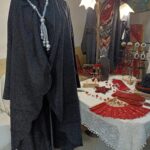 Un avvolgente cappotto per streghe fatate in morbido panno...una spolverata di fuoco aizzata dal pizzo in cotone del rosso ventaglio...catene di incandescenti confetti e cubetti sbrilluccicanti.... Sciarpine ridondanti di grappoli di pon pon...e vellutati guanti per il confort nelle giornate in cui soffia il vento....