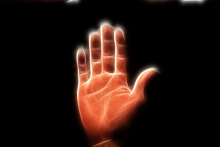 thedigitalartist-hand-1000025 Foto di Pete Linforth da Pixabay